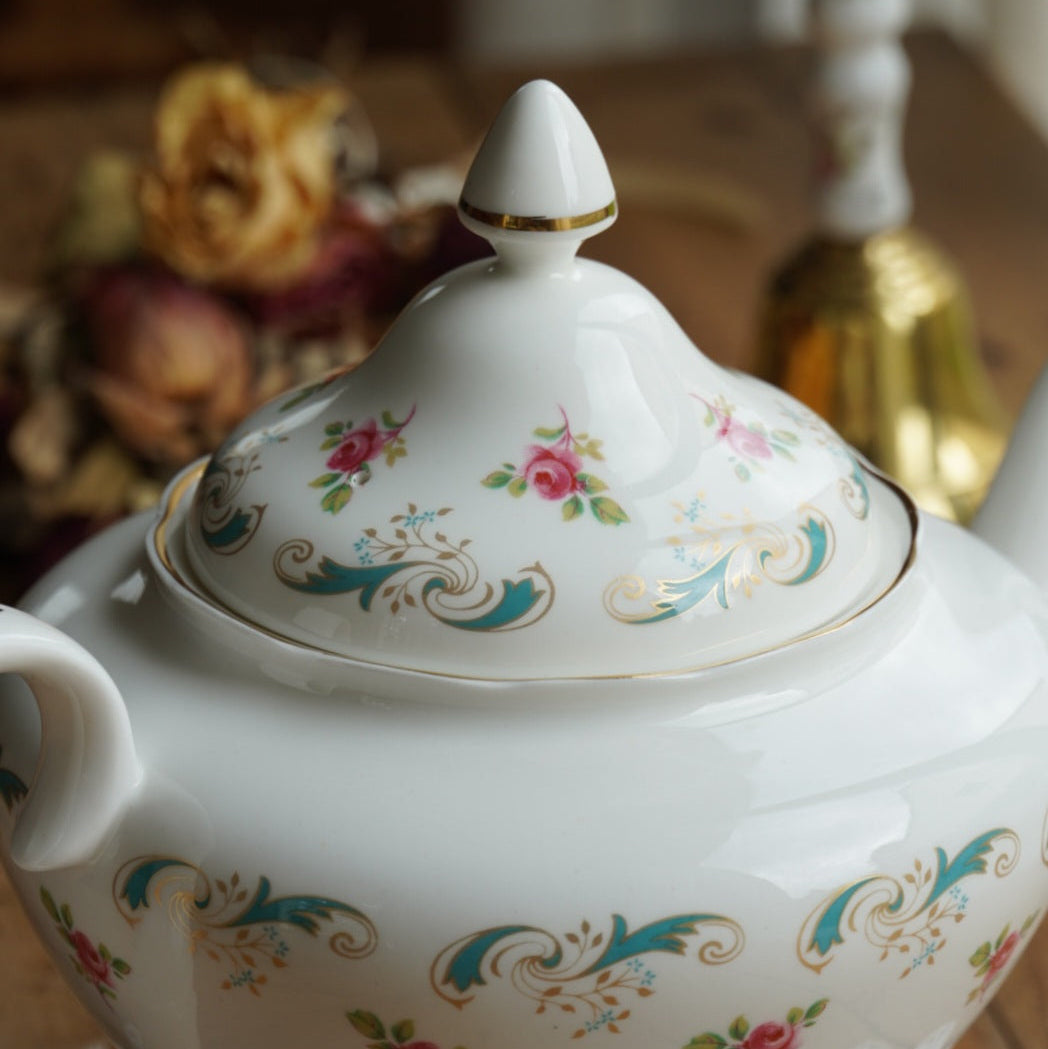 Grande théière "Arlene" en porcelaine anglaise fleurie et dorée Crown Staffordshire modèle Wentworth