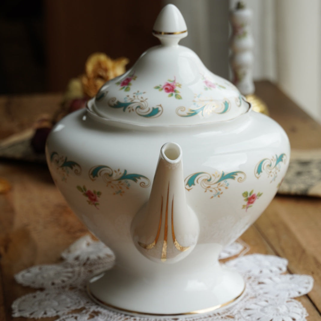 Grande théière "Arlene" en porcelaine anglaise fleurie et dorée Crown Staffordshire modèle Wentworth
