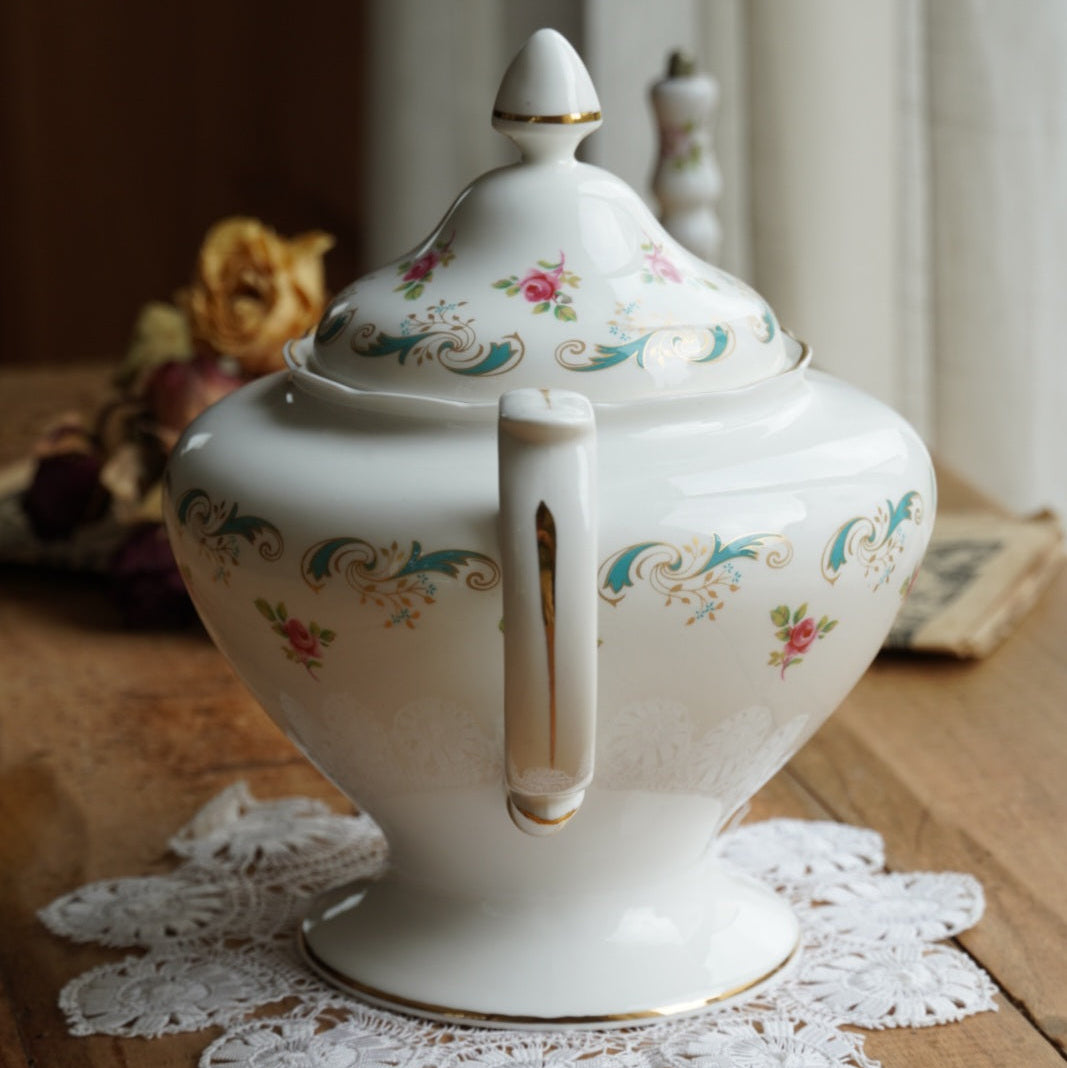 Grande théière "Arlene" en porcelaine anglaise fleurie et dorée Crown Staffordshire modèle Wentworth