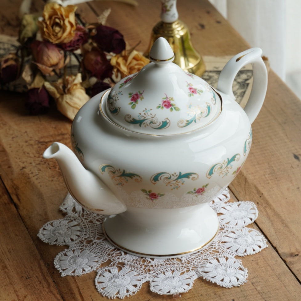 Grande théière "Arlene" en porcelaine anglaise fleurie et dorée Crown Staffordshire modèle Wentworth