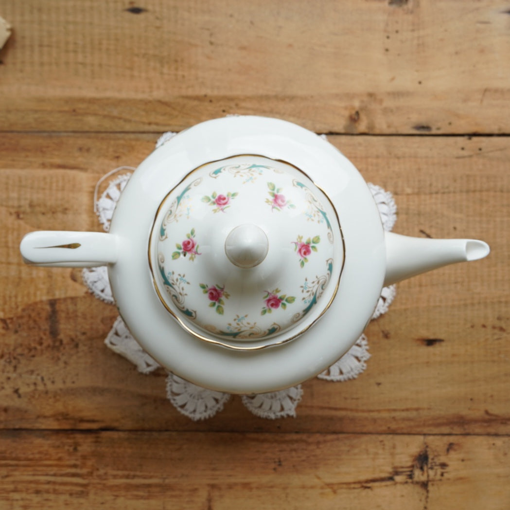 Grande théière "Arlene" en porcelaine anglaise fleurie et dorée Crown Staffordshire modèle Wentworth