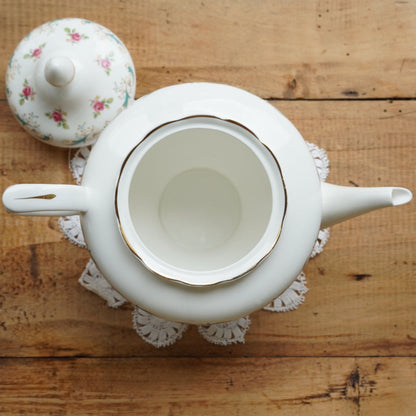 Grande théière "Arlene" en porcelaine anglaise fleurie et dorée Crown Staffordshire modèle Wentworth