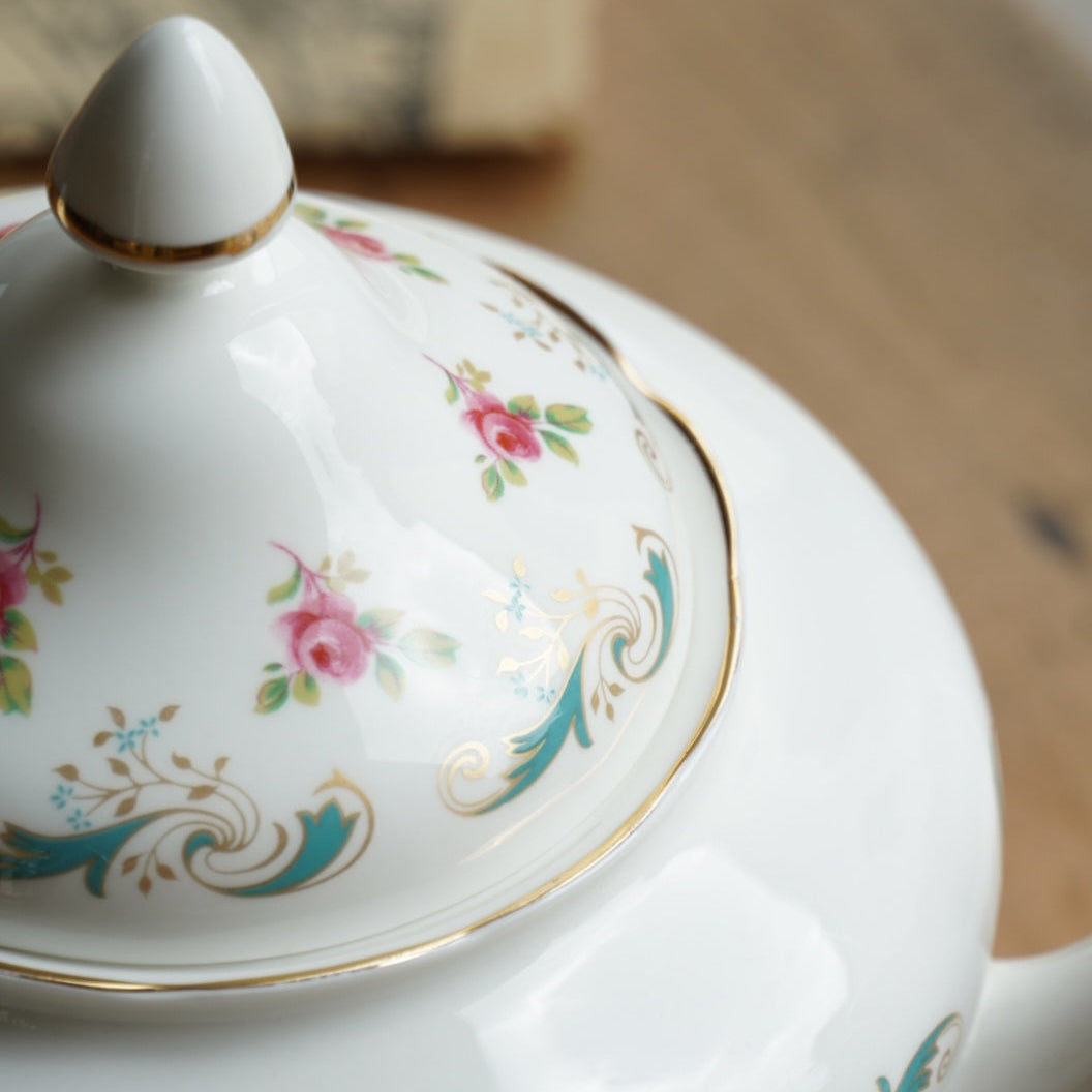 Grande théière "Arlene" en porcelaine anglaise fleurie et dorée Crown Staffordshire modèle Wentworth