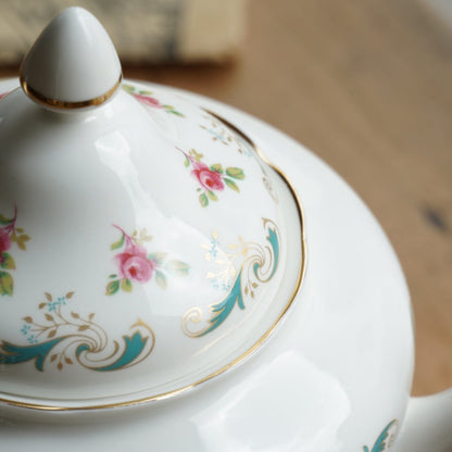 Grande théière "Arlene" en porcelaine anglaise fleurie et dorée Crown Staffordshire modèle Wentworth