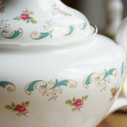 Grande théière "Arlene" en porcelaine anglaise fleurie et dorée Crown Staffordshire modèle Wentworth