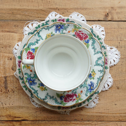 Tasse "Flora" en porcelaine anglaise et son assiette à gâteau fleurie et dorée Booths modèle Floradora