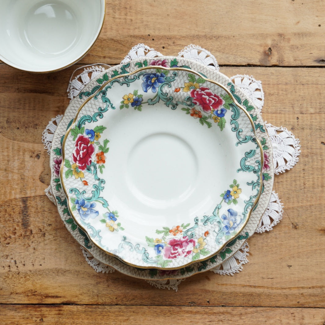 Tasse "Flora" en porcelaine anglaise et son assiette à gâteau fleurie et dorée Booths modèle Floradora