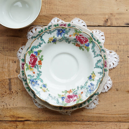 Tasse "Flora" en porcelaine anglaise et son assiette à gâteau fleurie et dorée Booths modèle Floradora