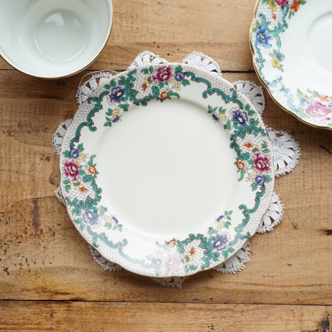 Tasse "Flora" en porcelaine anglaise et son assiette à gâteau fleurie et dorée Booths modèle Floradora