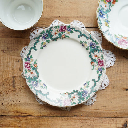 Tasse "Flora" en porcelaine anglaise et son assiette à gâteau fleurie et dorée Booths modèle Floradora
