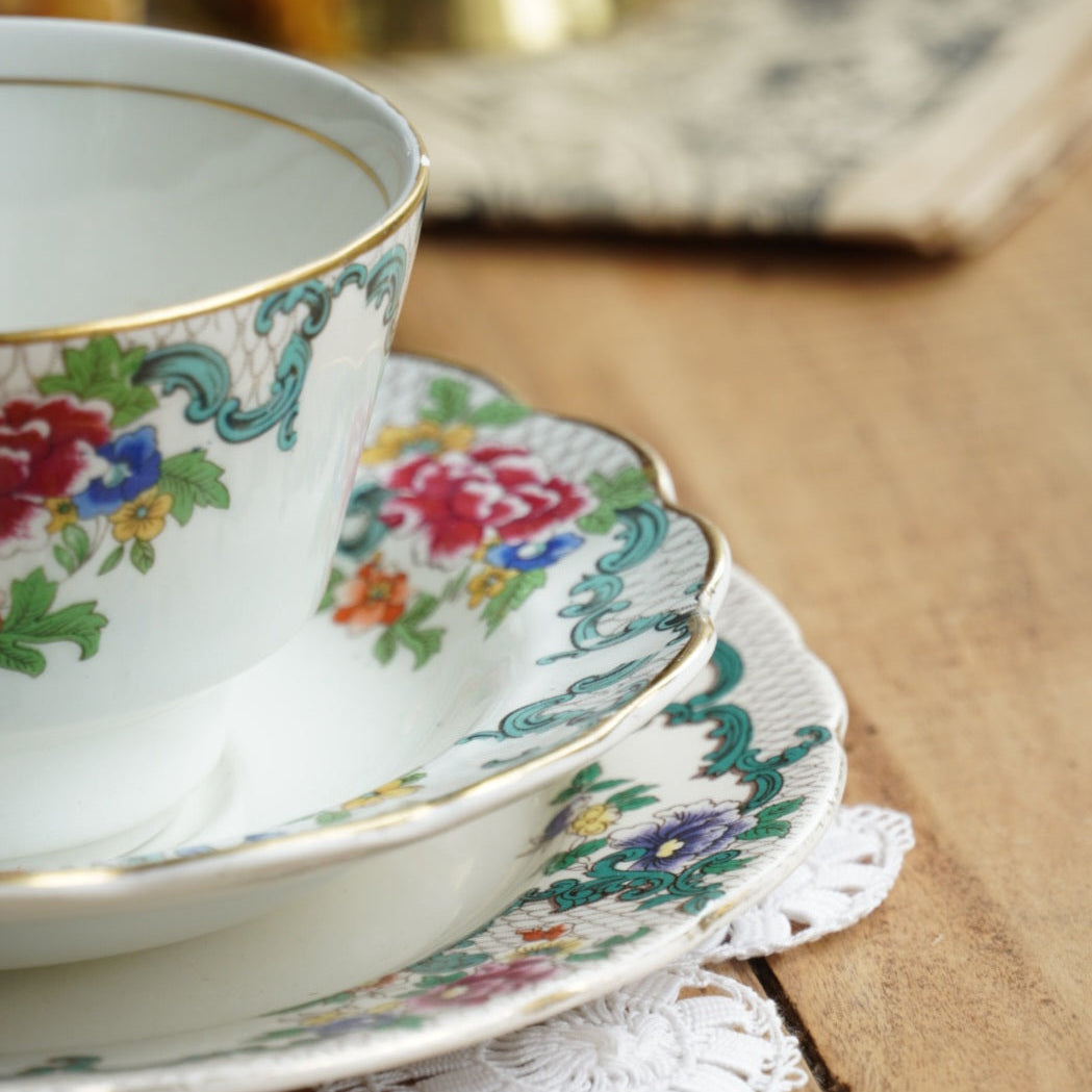 Tasse "Flora" en porcelaine anglaise et son assiette à gâteau fleurie et dorée Booths modèle Floradora