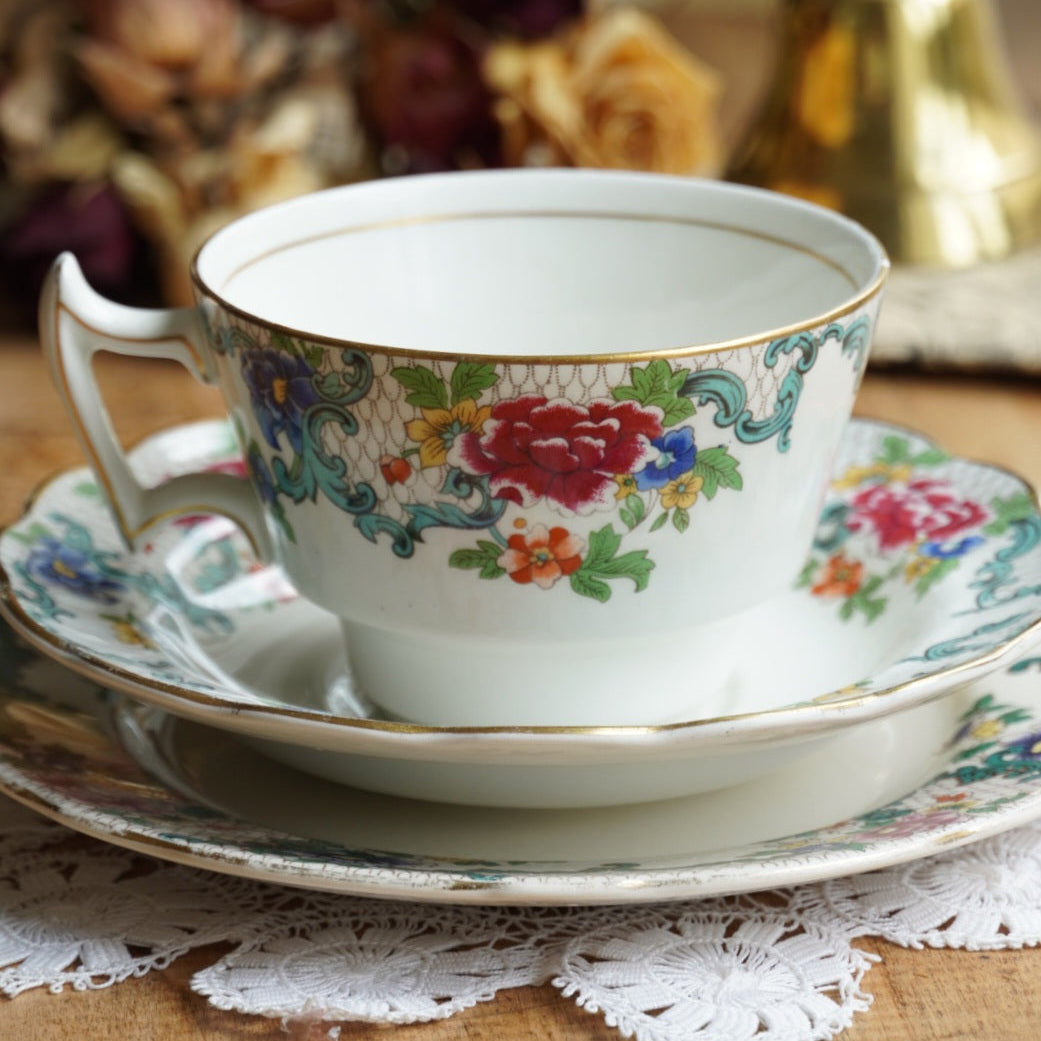 Tasse "Flora" en porcelaine anglaise et son assiette à gâteau fleurie et dorée Booths modèle Floradora