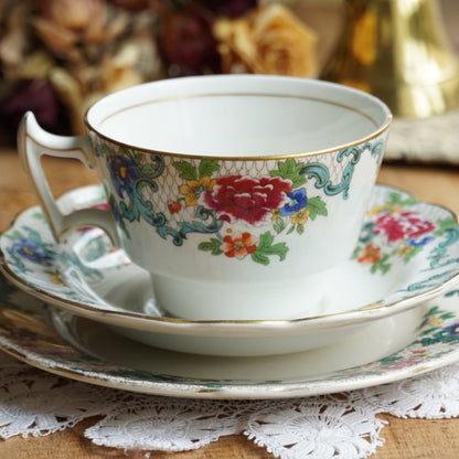 Tasse "Flora" en porcelaine anglaise et son assiette à gâteau fleurie et dorée Booths modèle Floradora