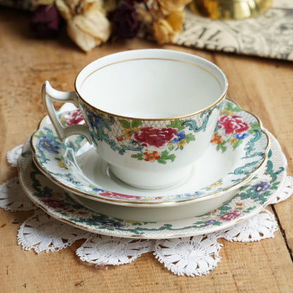 Tasse "Flora" en porcelaine anglaise et son assiette à gâteau fleurie et dorée Booths modèle Floradora