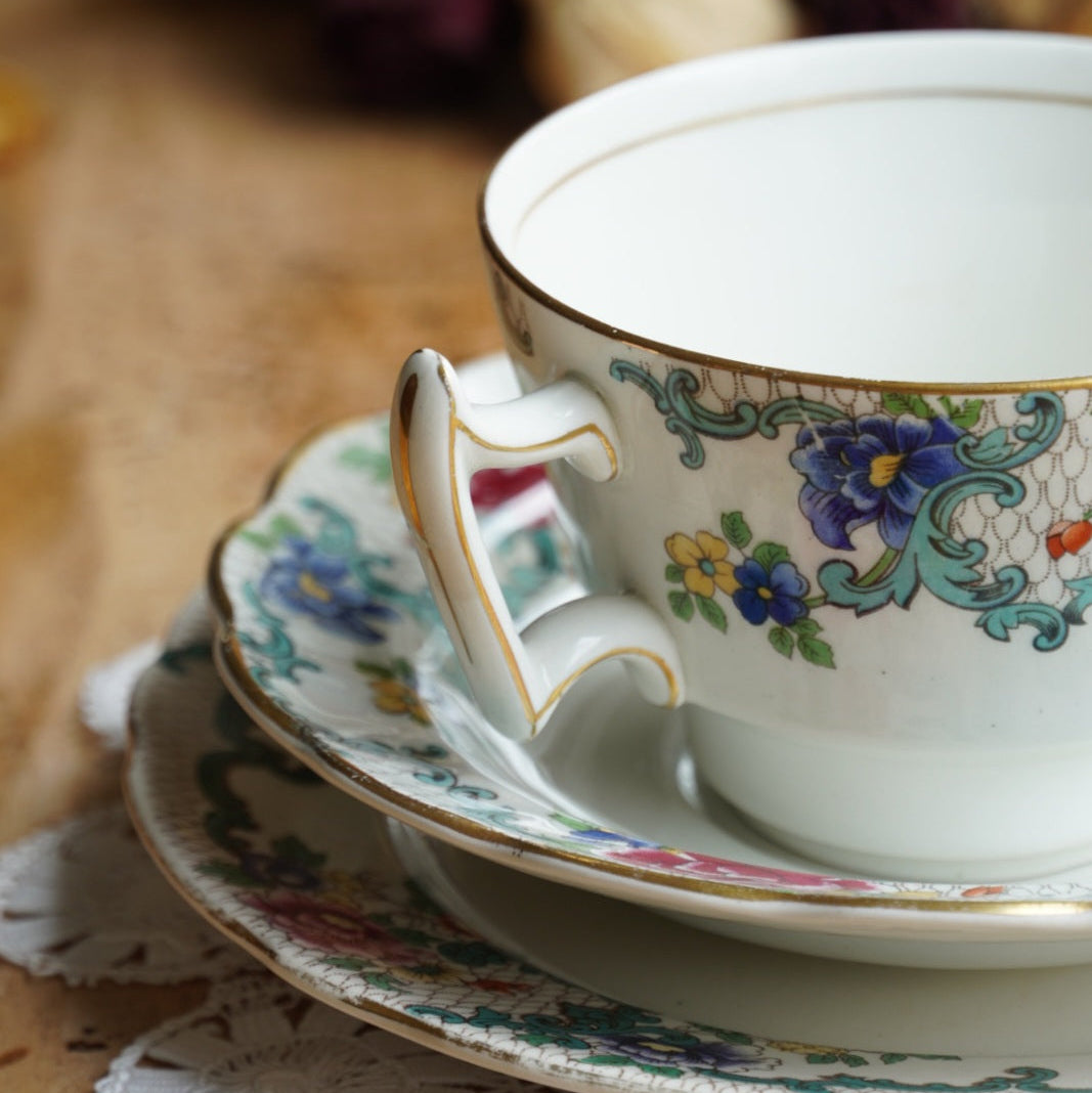 Tasse "Flora" en porcelaine anglaise et son assiette à gâteau fleurie et dorée Booths modèle Floradora