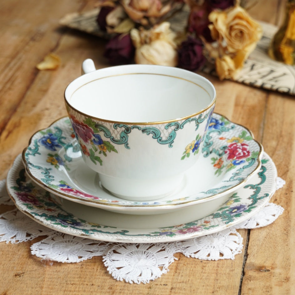Tasse "Flora" en porcelaine anglaise et son assiette à gâteau fleurie et dorée Booths modèle Floradora