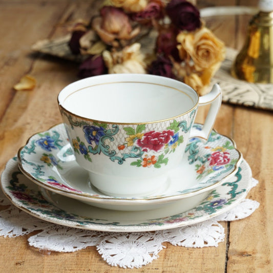 Tasse "Flora" en porcelaine anglaise et son assiette à gâteau fleurie et dorée Booths modèle Floradora