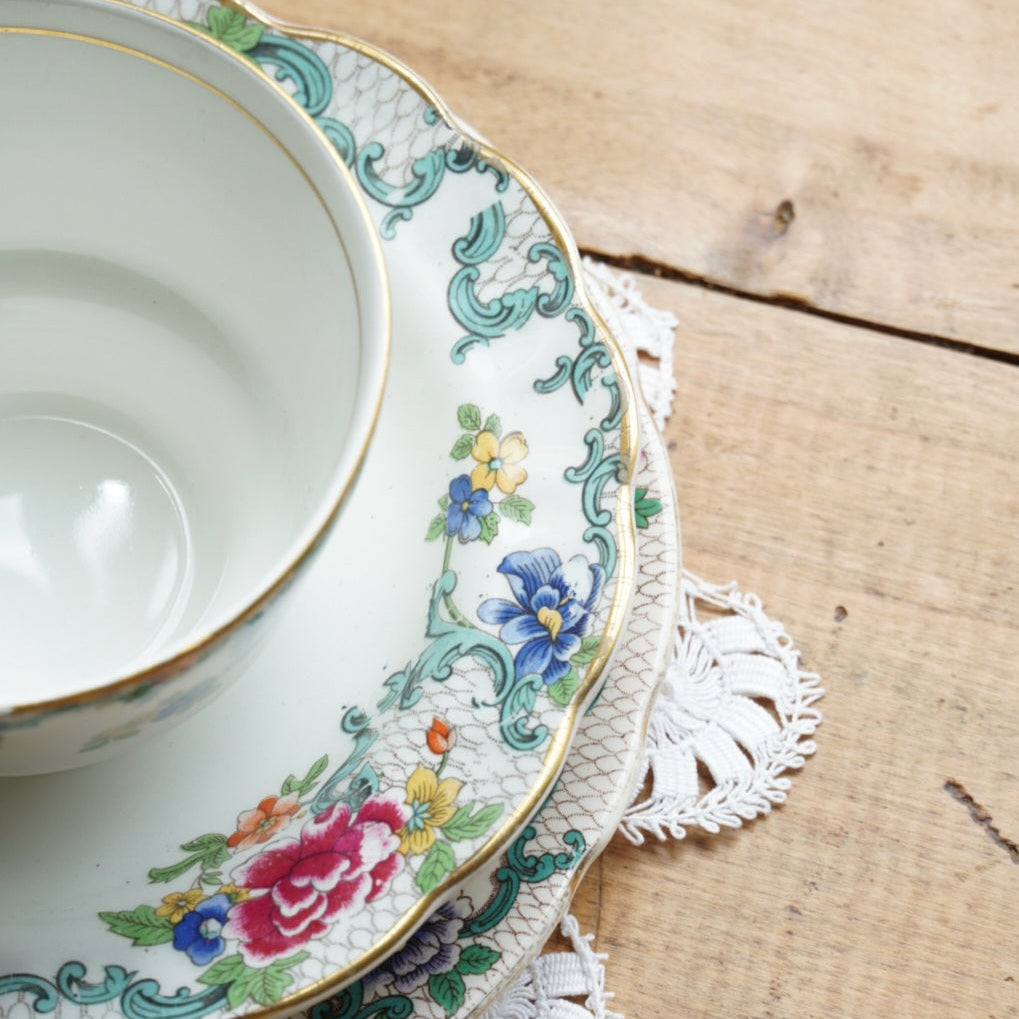 Tasse "Flora" en porcelaine anglaise et son assiette à gâteau fleurie et dorée Booths modèle Floradora
