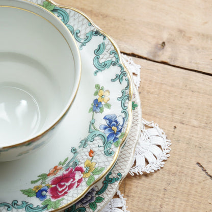 Tasse "Flora" en porcelaine anglaise et son assiette à gâteau fleurie et dorée Booths modèle Floradora