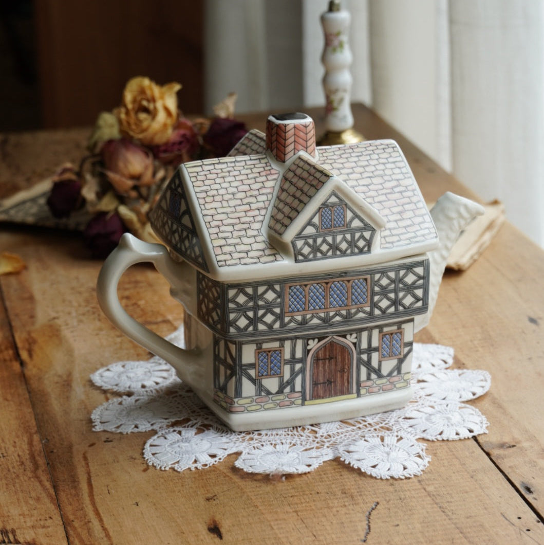 Théière "Tudor" en céramique anglaise "Maison Tudor" Sadler modèle English Country Houses