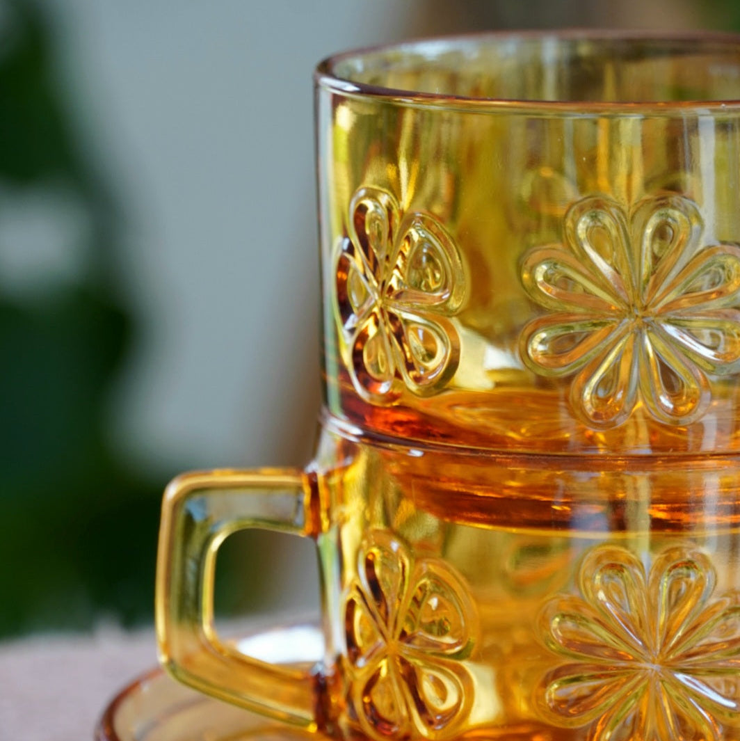 Tête à tête "Daisy" de tasses en verre ambré Vereco années 70
