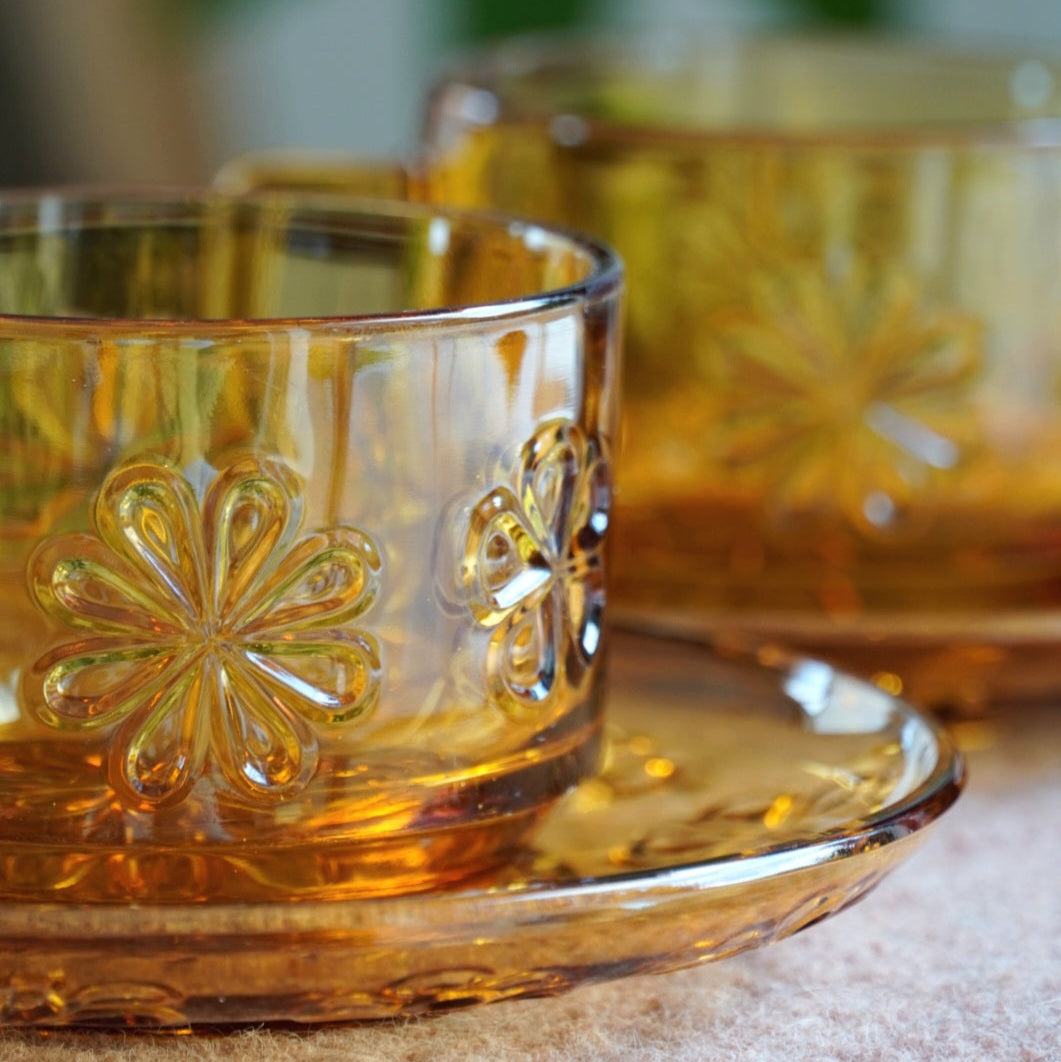 Tête à tête "Daisy" de tasses en verre ambré Vereco années 70
