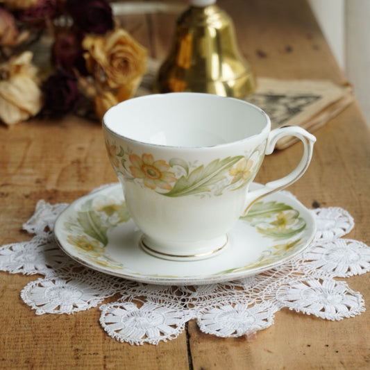 Tasse "Darla" en porcelaine anglaise fleurie et dorée Duchess modèle Greensleeves