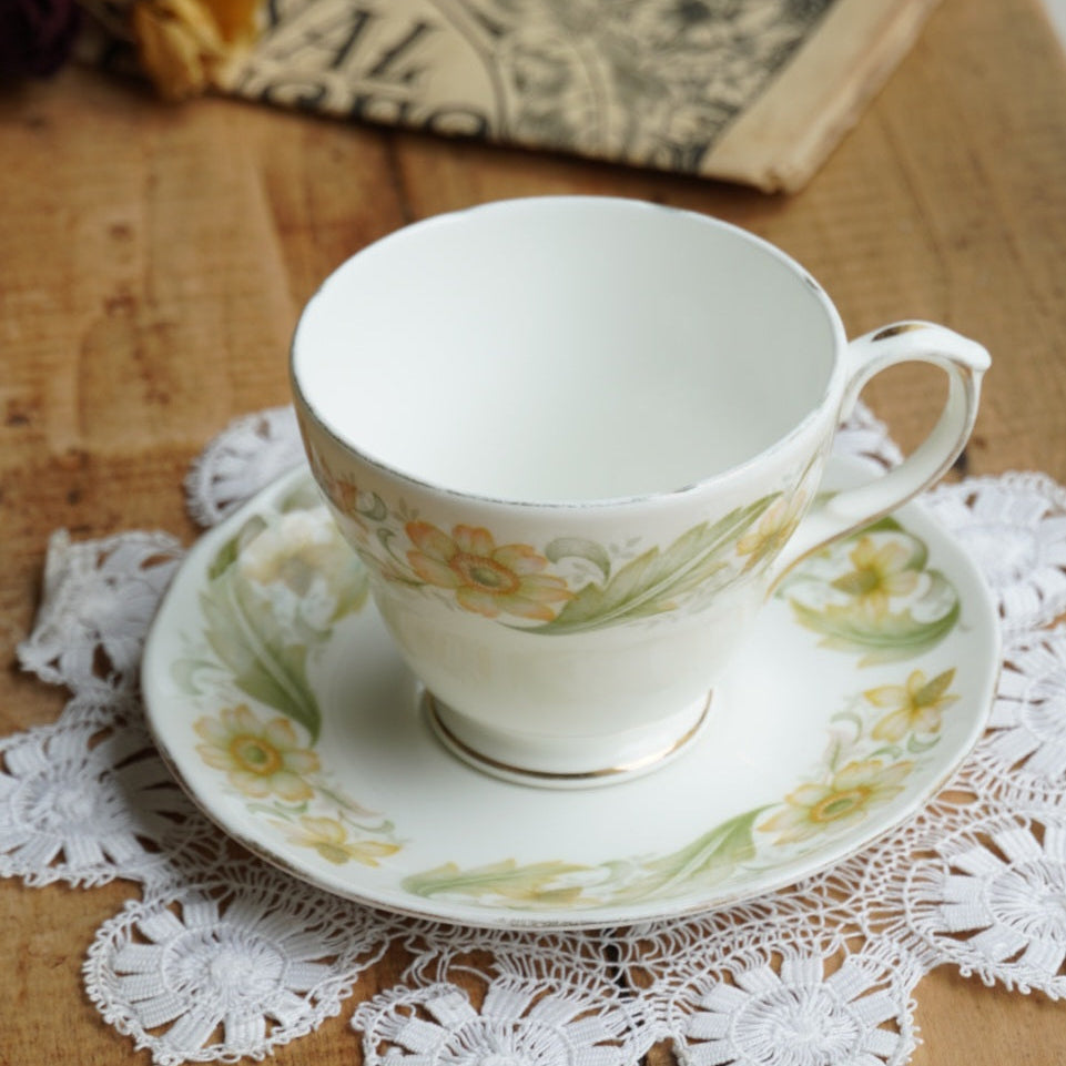 Tasse "Darla" en porcelaine anglaise fleurie et dorée Duchess modèle Greensleeves