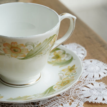 Tasse "Darla" en porcelaine anglaise fleurie et dorée Duchess modèle Greensleeves