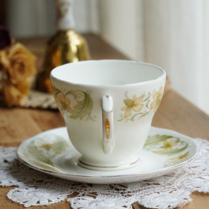 Tasse "Darla" en porcelaine anglaise fleurie et dorée Duchess modèle Greensleeves