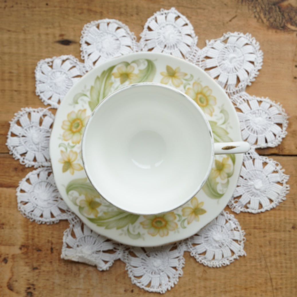 Tasse "Darla" en porcelaine anglaise fleurie et dorée Duchess modèle Greensleeves