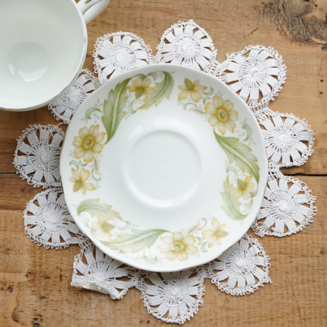 Tasse "Darla" en porcelaine anglaise fleurie et dorée Duchess modèle Greensleeves