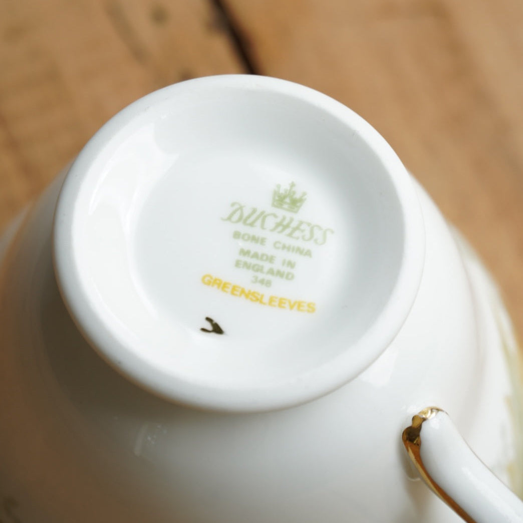 Tasse "Darla" en porcelaine anglaise fleurie et dorée Duchess modèle Greensleeves