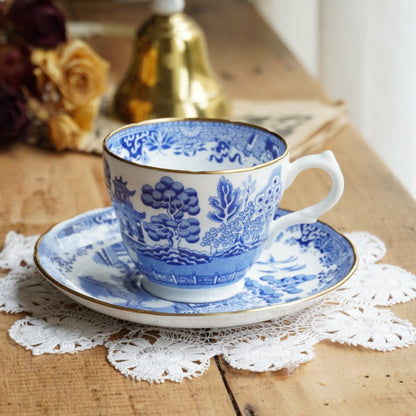 Tasse "Fay" en porcelaine anglaise dorée avec motifs paysages bleutés Grosvenor England