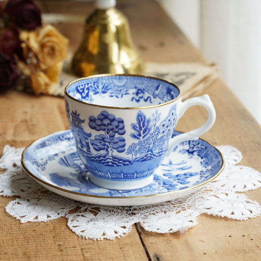 Tasse "Fay" en porcelaine anglaise dorée avec motifs paysages bleutés Grosvenor England