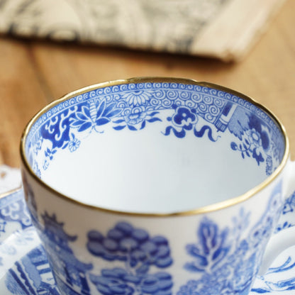 Tasse "Fay" en porcelaine anglaise dorée avec motifs paysages bleutés Grosvenor England