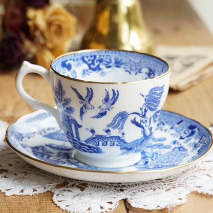 Tasse "Fay" en porcelaine anglaise dorée avec motifs paysages bleutés Grosvenor England