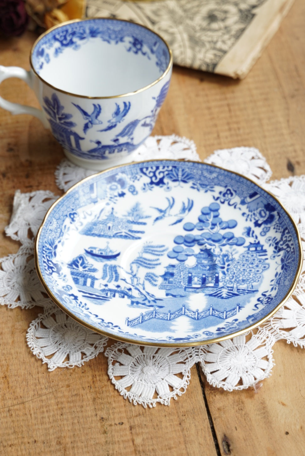 Tasse "Fay" en porcelaine anglaise dorée avec motifs paysages bleutés Grosvenor England