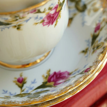 Tête à tête "Agata" de tasses en porcelaine polonaise fleurie et dorée Chodziez