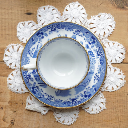 Tasse "Fay" en porcelaine anglaise dorée avec motifs paysages bleutés Grosvenor England