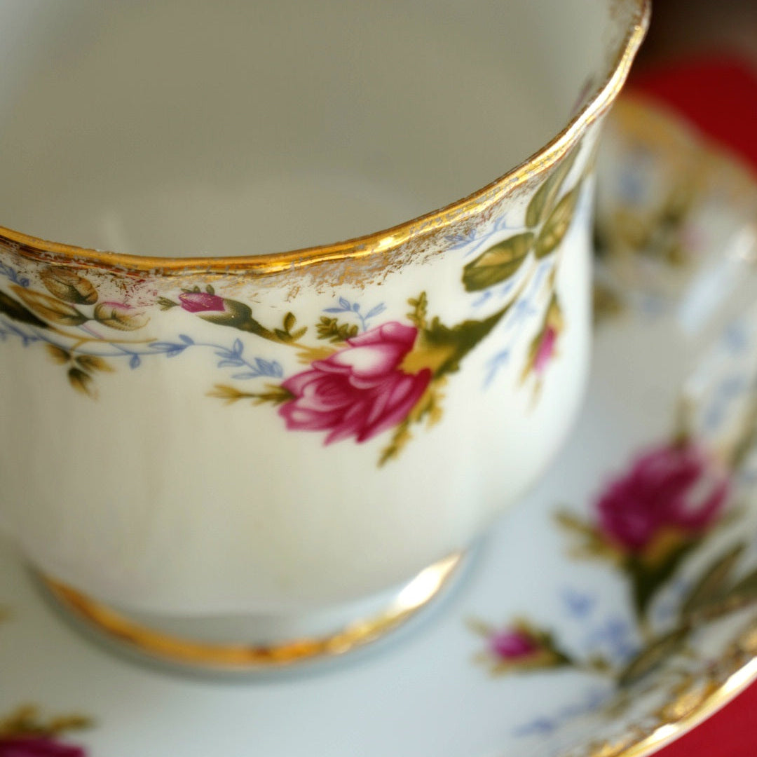 Tête à tête "Agata" de tasses en porcelaine polonaise fleurie et dorée Chodziez