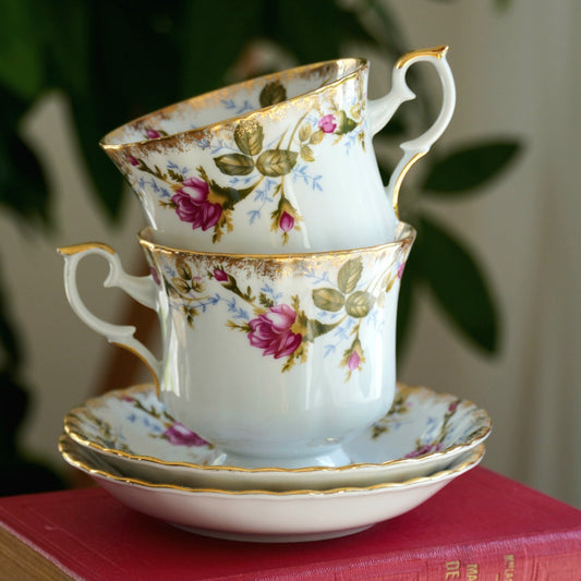 Tête à tête "Agata" de tasses en porcelaine polonaise fleurie et dorée Chodziez