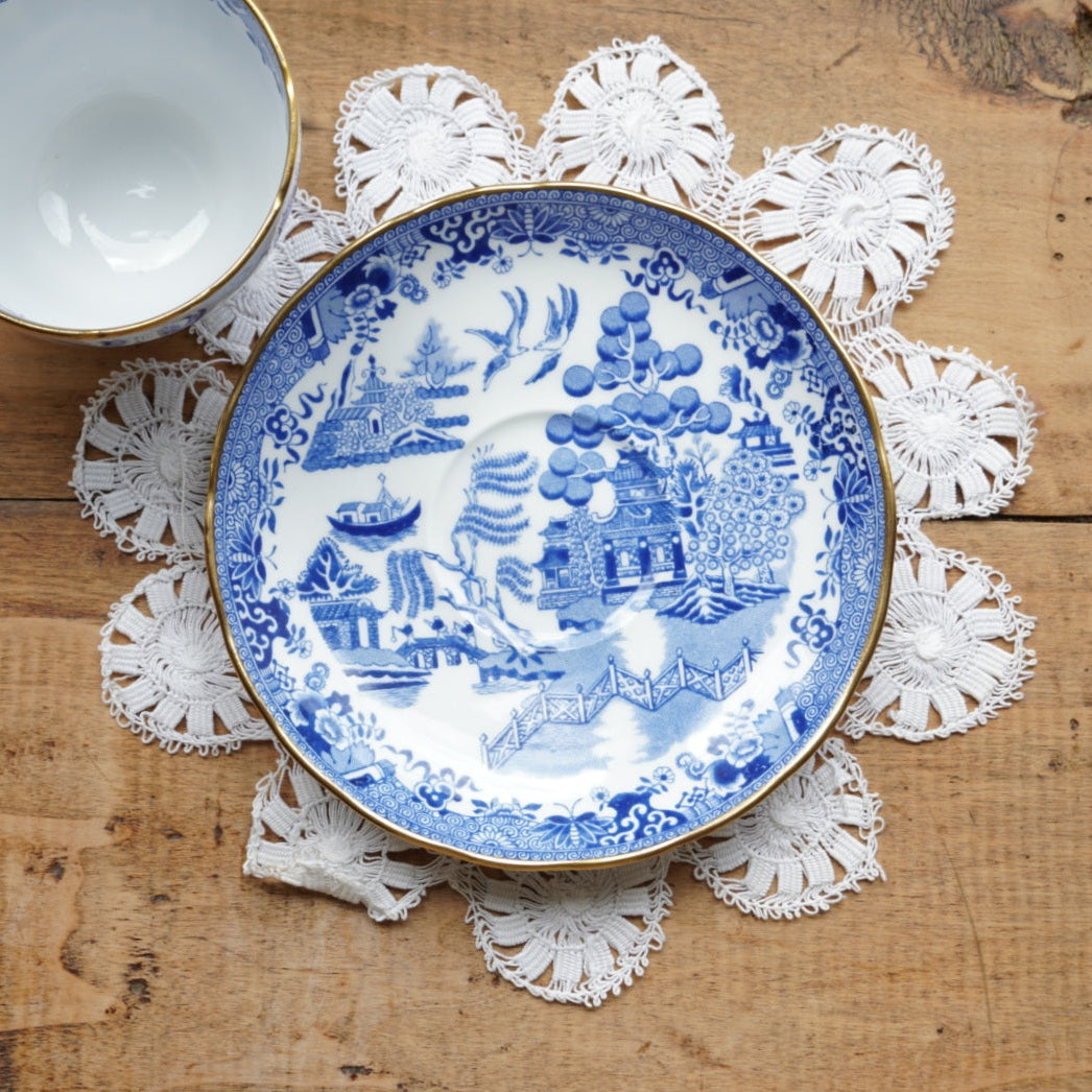 Tasse "Fay" en porcelaine anglaise dorée avec motifs paysages bleutés Grosvenor England