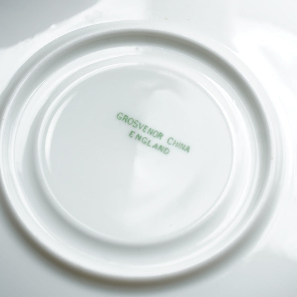 Tasse "Fay" en porcelaine anglaise dorée avec motifs paysages bleutés Grosvenor England