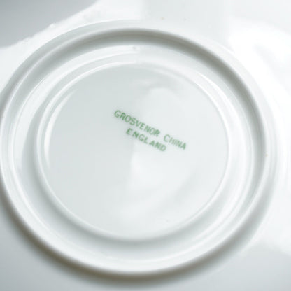Tasse "Fay" en porcelaine anglaise dorée avec motifs paysages bleutés Grosvenor England