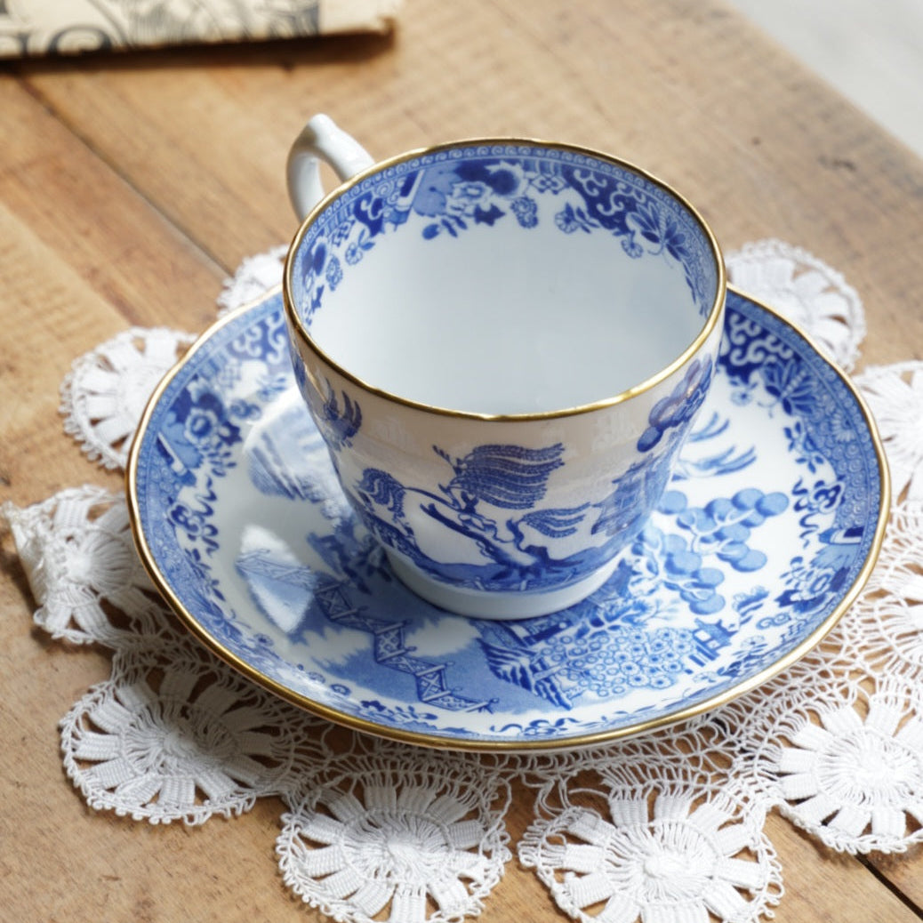 Tasse "Fay" en porcelaine anglaise dorée avec motifs paysages bleutés Grosvenor England