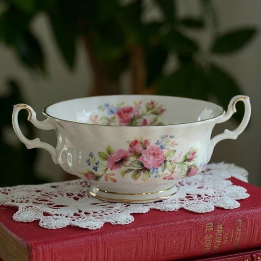 Tasse "Rose" à deux hanses en porcelaine anglaise Royal Albert fleurie et dorée