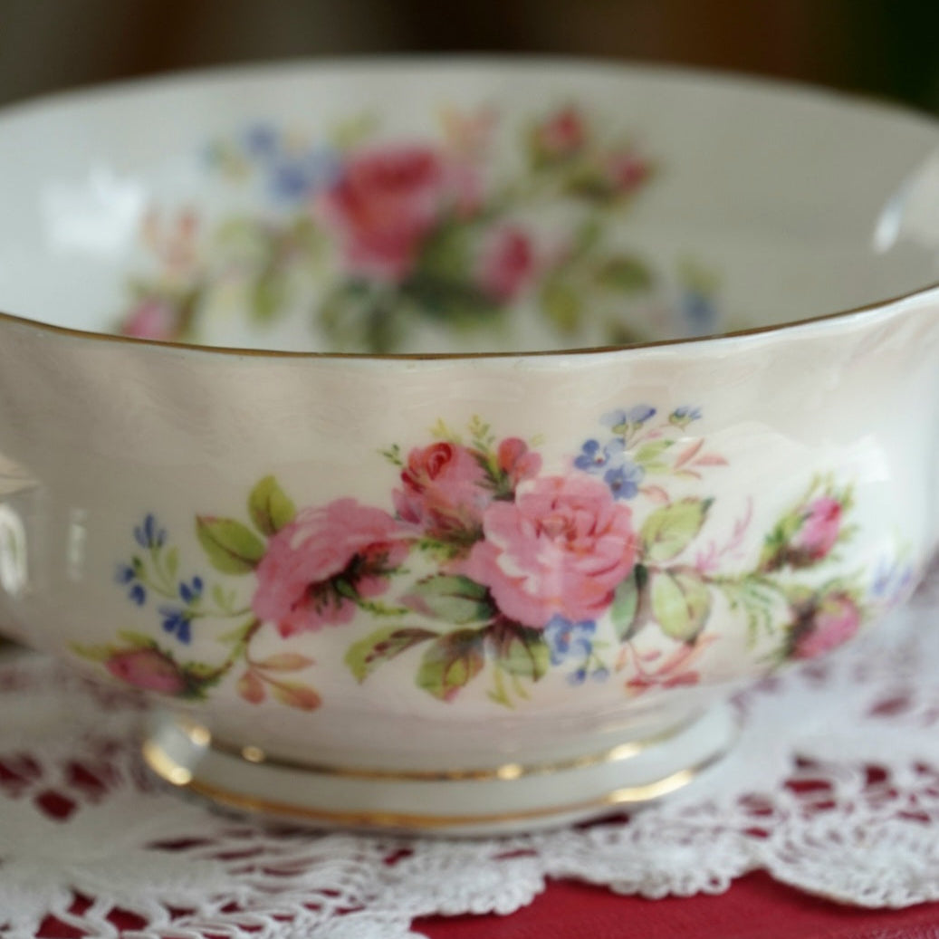 Tasse "Rose" à deux hanses en porcelaine anglaise Royal Albert fleurie et dorée