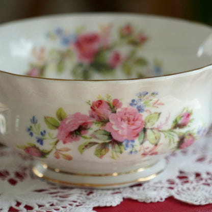 Tasse "Rose" à deux hanses en porcelaine anglaise Royal Albert fleurie et dorée