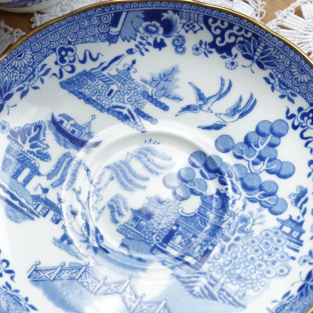 Tasse "Fay" en porcelaine anglaise dorée avec motifs paysages bleutés Grosvenor England